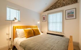 Beautiful, Central, 3 Min Walk From Beach, 2 King Doubles