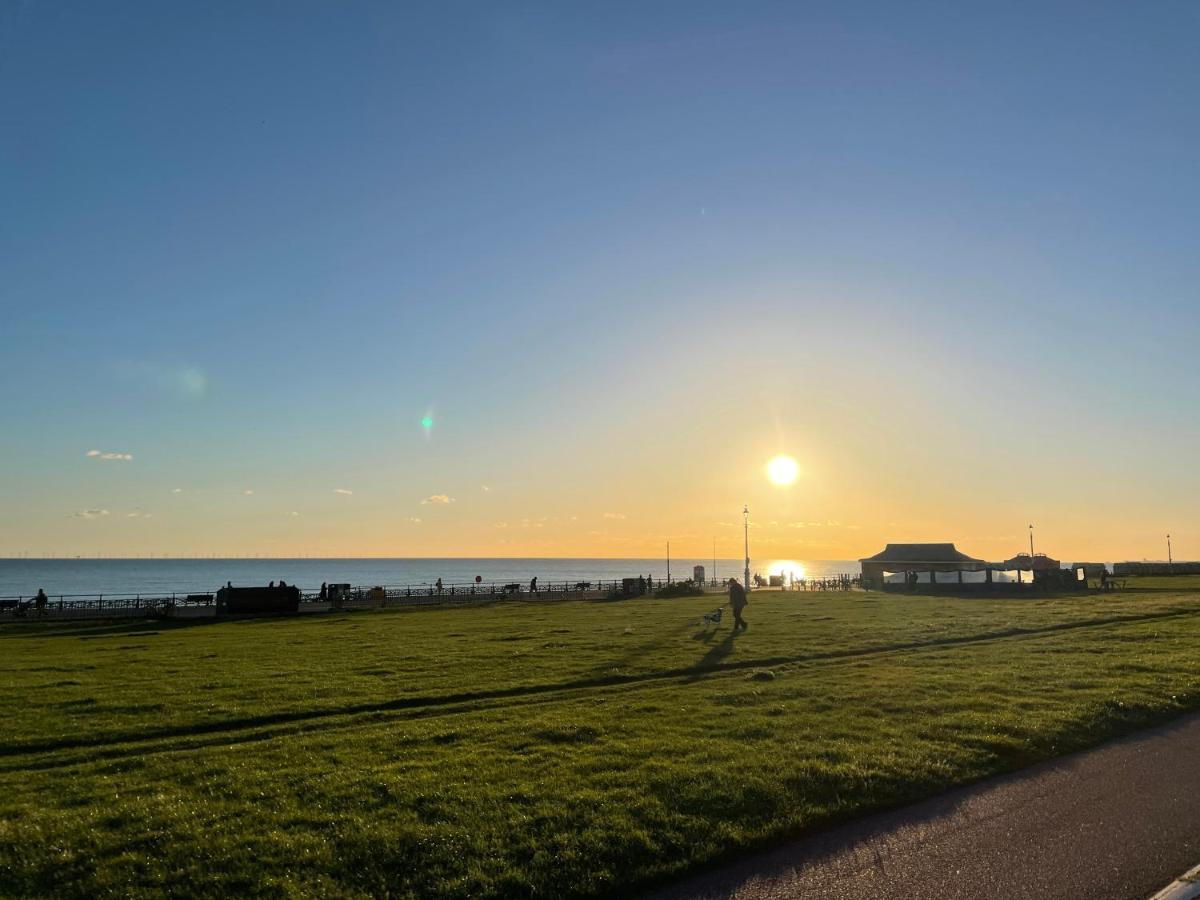 Beautiful, Central, 3 Min Walk From Beach, 2 King Doubles Brighton Exterior photo